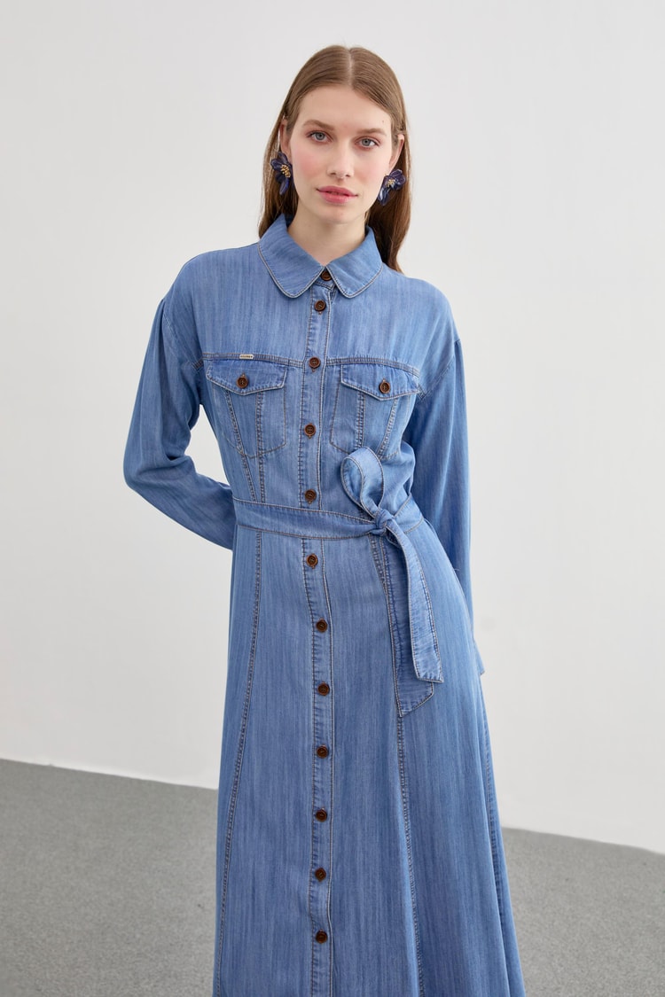 Robe bleue boutonnée à col chemise en jean