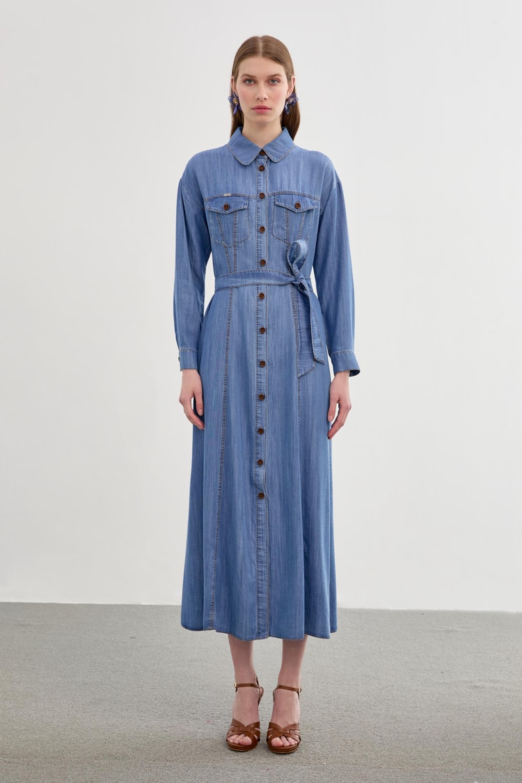 Robe bleue boutonnée à col chemise en jean