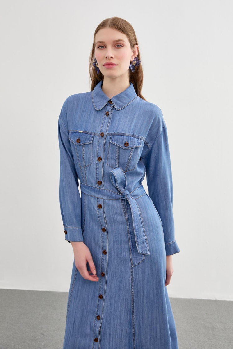 Robe bleue boutonnée à col chemise en jean